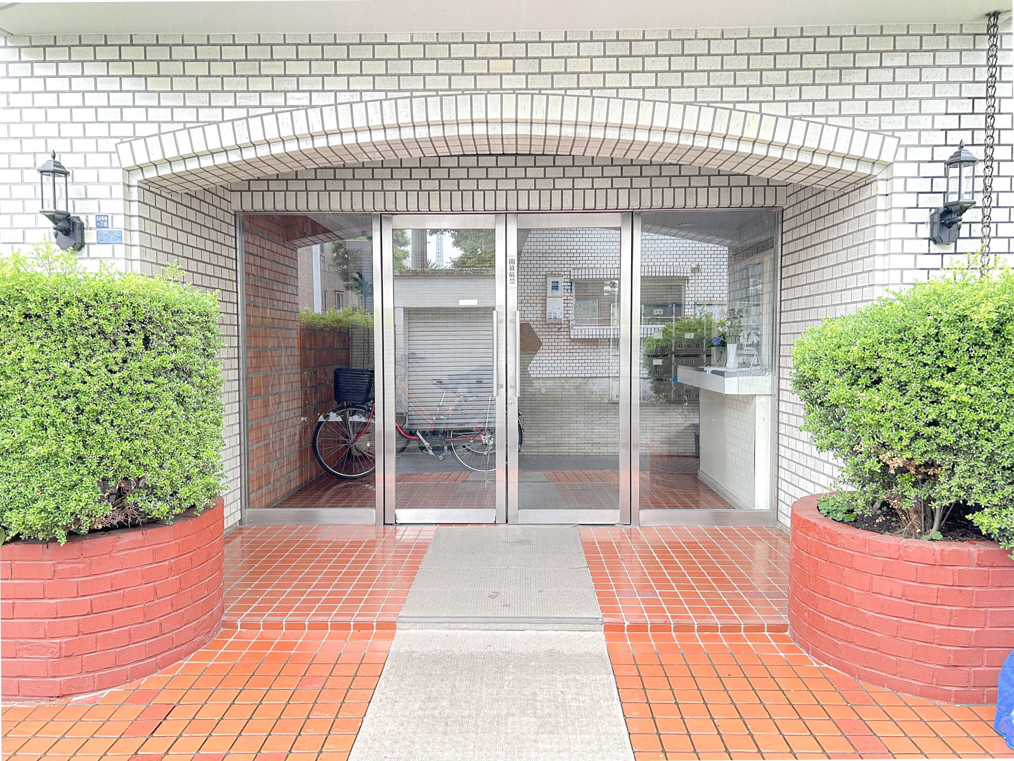 Pearl Mansion Takadanobaba 301 | 5-minute walk to two stations, southwest corner apartment — photo